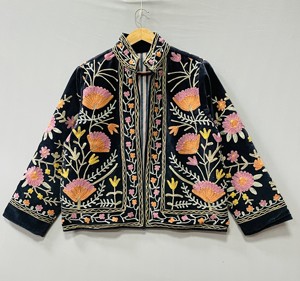 Chaqueta de terciopelo con bordado Suzani hecho a mano, chaqueta Suzani, ropa de invierno, abrigo para mujer, regalo para ella - Product Image 1