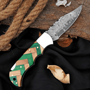 Cuchillo de Acero al Carbono Artesanal con Patrón, Mango de Madera, Orientación Ajustable, Funda de Cuero, Acabado Pulido, Utilidad para Exteriores - Product Image 1