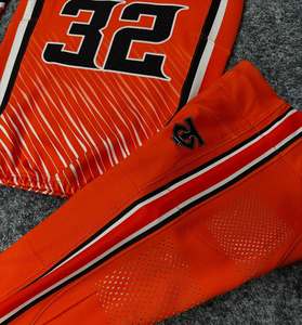 Ensemble maillot et pantalon de football américain personnalisé par sublimation pour homme, orange rayé, respirant, avec numéro 32 et logo d'équipe - Product Image 1