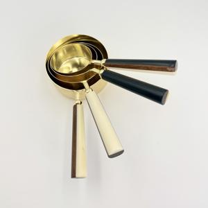 Tasses et cuillères à mesurer en acier inoxydable de qualité supérieure, écologiques, dorées avec manche en résine noire et blanche, compatibles lave-vaisselle - Product Image 2