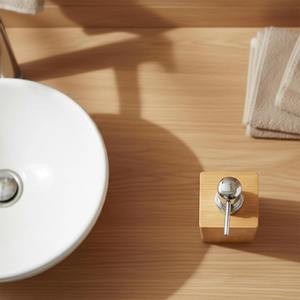 Distributeur de savon liquide en bois élégant, idéal pour la salle de bain, l'évier de cuisine et l'usage quotidien à la maison, fabriqué en Inde - Product Image 5