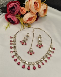Ensemble de collier choker Water Drop Kundan avec boucles d'oreilles assorties et Maang Tikka, collection de bijoux ethniques traditionnels pour les fêtes - Product Image 5