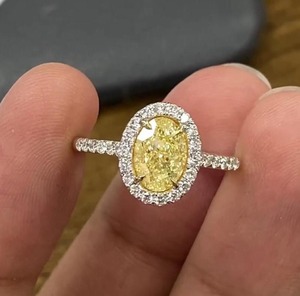 Anillo de Compromiso con Halo y Diamante Ovalado Amarillo de 1.50ct, Cultivado en Laboratorio, Diseño Moderno, Oro Blanco de 14K, Certificado IGI, Fino - Product Image 5