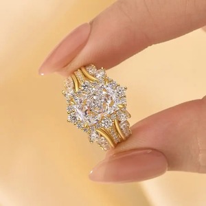 Nouvelle Collection Bague de Fiançailles et de Mariage de Luxe en Or Jaune, Moissanite 925 de 3,5 Carats Taille Radiant, Sertie 4 Griffes, avec Insert Halo Vintage - Product Image 1
