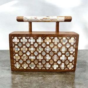 Pochette de soirée en bois gravée sur mesure avec poignée en cuir poli pour mariage, événements festifs et soirées – Sac de mode affirmé - Product Image 2