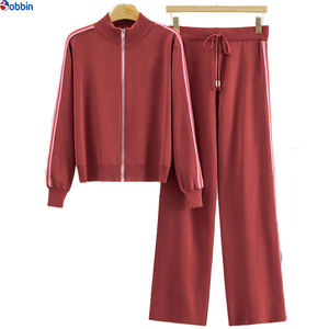 Conjunto Deportivo de Invierno para Mujer con Logotipo Personalizado, Chaqueta con Cierre Completo y Pantalones Acampanados de 2 Piezas con Forro Polar Ecológico - Product Image 6