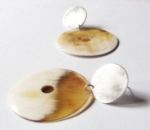 Boucles d'oreilles vintage en corne de buffle, bijoux tribaux faits à la main, accessoire de mode bohème élégant pour femmes, finition artistique - Product Image 2