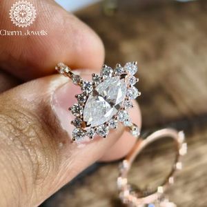 แหวนหมั้นเพชรโมอิสซาไนต์ทรงคุชชั่นสีโรสโกลด์ประดับเงินจาก Charm_Jewells ดีไซน์รูปดาวแบบหนามเตย สำหรับผู้หญิง คลาสสิก ได้รับการรับรองจาก IGI - Product Image 2