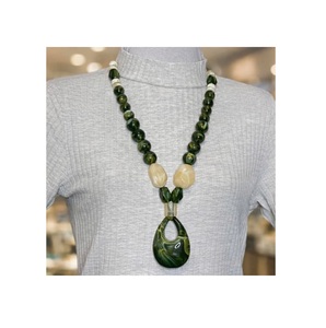 Collar de Resina Hecho a Mano de Lujo, Colgante Verde y Blanco con Símbolo de Paz, Cadena con Cuentas Bonitas, Joyería Elegante de Moda para Uso Diario, Colección de Regalos - Product Image 3