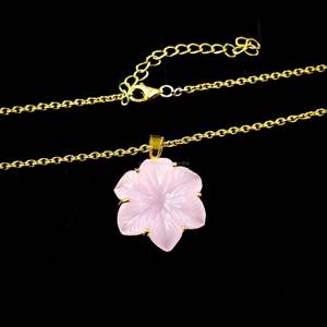 Pendentif Fleur en Calcédoine Rose AAA Sculpté à la Main, Collier Fleur en Cristal pour Femme, Pendentif en Pierre Précieuse, Fabrication Artisanale de Bijoux - Product Image 4