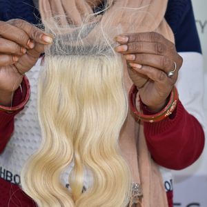 Paquets vierges crus cuticule aligné tissage de cheveux humains couleur naturelle 5*5 blonde Bodywave non traité Temple cheveux humains indiens - Product Image 4