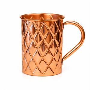 Vaso de cobre con diseño floral de colibrí de aspecto lujoso con asa, taza metálica vintage - Product Image 4