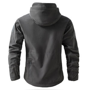 Veste tactique softshell multi-poches pour homme avec logo personnalisé, capuche réglable, style randonnée et chasse - Product Image 5
