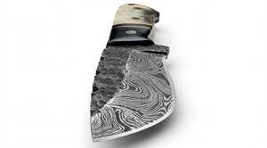 Cuchillo de exterior de acero de Damasco hecho a mano con acabado rugoso martillado y mango de cuerno, hueso y madera. - Product Image 4