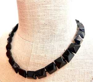 Collar de Cuentas en Forma de Corazón de Resina Negra Premium, Joyería Hecha a Mano, Elegante para Mujer, Ideal para Fiestas y Bodas - Product Image 4