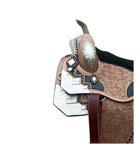 Silla de montar western de cuero tórtula para carreras de barriles y espectáculos ecuestres, con adornos florales tallados a mano, adornos metálicos con diseño de estarcido plateado y asiento de gamuza negra. - Product Image 4