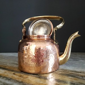 Théière en cuivre traditionnelle professionnelle avec bec courbé élégant, poignée décorative en cuivre, couvercle intégré, corps large et arrondi, finition lisse - Product Image 6