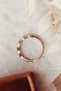 Anillo de Compromiso Minimalista de Plata de Ley con Moissanita Redonda en Engaste de Bisel, Media Eternidad, Regalo de Aniversario, Conjunto Nupcial - Product Image 2