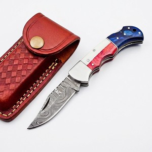 Couteau de poche pliant artisanal en acier Damas avec verrouillage arrière, manche en os rouge, blanc et bleu, étui en cuir et poussoir en acier - Product Image 1
