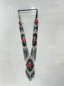 Collier artisanal perlé avec pendentif tournesol porté par une mannequin – Bijou artisanal traditionnel mettant en valeur l'élégance culturelle - Product Image 6