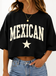 Camiseta Corta Oversize para Mujer con Estampado Gráfico Varsity y Letras, Estilo Casual Urbano, Logotipo Personalizado, Venta al por Mayor - Product Image 6
