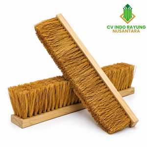 แปรงทำความสะอาดใยมะพร้าวด้ามไม้ CV INDO RAYUNG NUSANTARA เป็นมิตรกับสิ่งแวดล้อม ขนแปรงนุ่มเป็นธรรมชาติ ทนทาน ใช้ในครัวเรือน - Product Image 1