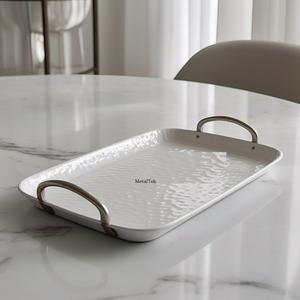 Plateau de service rectangulaire de luxe en métal texturé blanc martelé, durable, antirouille, personnalisable, pour fêtes, vente en gros à bas prix - Product Image 1