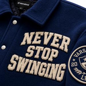 Chaqueta Varsity Bordada 'Never Stop Swinging' en Color Azul, Estilo Preppy para Hombre, Chaqueta de Béisbol de Algodón, Corte Regular para Otoño - Product Image 5