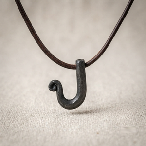 Collar Clásico de Hierro Forjado a Mano, Metal Resistente de Alta Calidad con Correa de Cuero para Hombres y Mujeres - Product Image 1