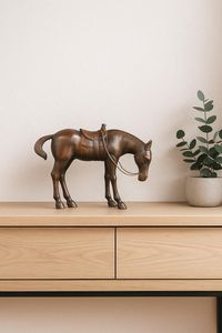 Sculpture décorative de cheval en bois de luxe pour bureau et table de réception - Product Image 3