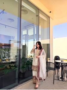 Ensemble prêt-à-porter : haut en georgette à étoiles avec broderie de créateur, travail de sequins, rembourrage bicolore, pantalon palazzo et dupatta. - Product Image 1