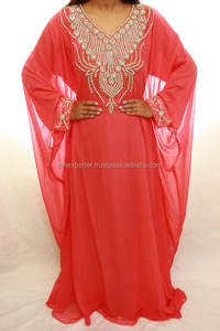 Caftan aux couleurs attrayantes pour jeunes femmes musulmanes avec des perles élégantes sur le devant - Product Image 1