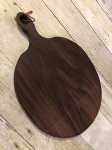 Planche à découper en bois massif de qualité supérieure avec finition bois foncé, poignée intégrée, robuste et réversible pour la cuisine - Product Image 6