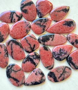 Vente en gros de cabochons de rhodonite de qualité AAA 100% naturels, pierres précieuses en vrac pour la fabrication de bijoux, lot de pierres précieuses de rhodonite - Product Image 1