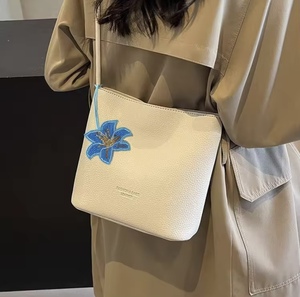 Porte-clés en strass vintage faits à la main, couleur blanche méduse, avec breloques de poignet multicolores en lettres initiales de l'alphabet, pour fêtes - Product Image 4