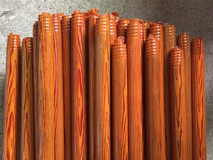 Fabricante directo de palos de escoba de madera para mangos de escoba, mangos de fregona y herramientas de limpieza con revestimiento de PVC con textura de madera. - Product Image 6