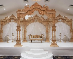 Piliers et arches traditionnels pour mandap ouvert et scène de mariage indien avec décor floral et piliers dorés à vendre à New York - Product Image 3