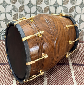 Tabla en bois sculpté avec de magnifiques motifs floraux, doté d'un système d'accordage en laiton, disponible à prix de gros. - Product Image 5