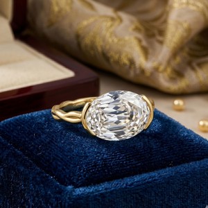 Bague de fiançailles en or jaune massif 14 carats avec diamant de laboratoire ovale de 4,04 ct, sertissage demi-cerclé et bande torsadée, collection East West - Product Image 1
