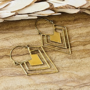Boucles d'oreilles géométriques minimalistes très demandées en laiton pour femmes, finition laiton antique, boucles d'oreilles créoles Chevron pour la vente en gros/OEM/ODM - Product Image 5