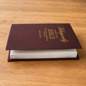 Bible de poche version King James avec concordance et mots de Jésus en rouge, couverture rigide estampée or - Product Image 1