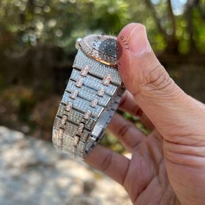 Splendide Montre de Luxe pour Homme avec Diamants Moissanite, Boîtier Argenté, Mouvement Quartz Analogique, Verre Saphir, Fermoir Déployant, 28mm, Étanchéité 10m - Product Image 3