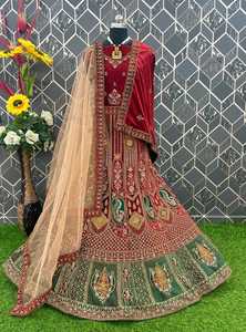 Tenue de mariée indienne en velours lourd, Lehenga Choli avec broderies de sequins et de Malti, et Dupatta en filet brodé de sequins. - Product Image 2
