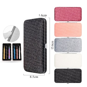 L'étui à paillettes magnétique pour pince à épiler est un accessoire élégant et fonctionnel conçu pour protéger les pinces à cils - Product Image 5