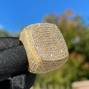 Bague de mariage en moissanite ronde taille brillant avec sertissage clos en argent de designer, bijoux fins modernes pour fiançailles et anniversaire, pour femmes et hommes - Product Image 6