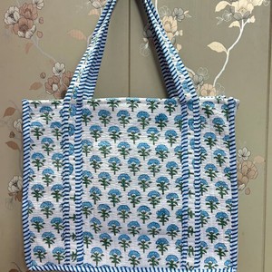 Bolso tote de algodón acolchado floral con asas azules a rayas, de gran capacidad y con parte superior abierta, para mujer. - Product Image 1