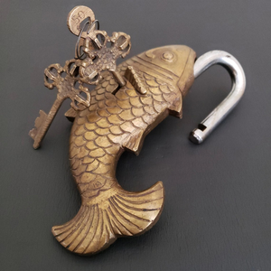 Cadenas antique en laiton en forme de poisson, serrure décorative vintage en métal avec clés squelette, design animal orné, décoration rustique pour la maison - Product Image 3