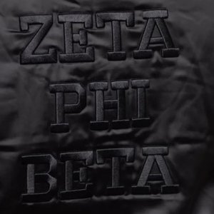 Chaqueta Bomber Negra Zeta Phi Beta para Mujer, Chaqueta Casual de Estilo Satinado con Letras Griegas Bordadas - Product Image 5