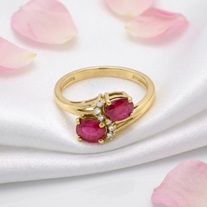 Bague en or jaune massif 14 carats avec rubis ovales naturels et accent de diamants, deux pierres, style bypass, bijoux fins, Memoria Jewels - Product Image 4