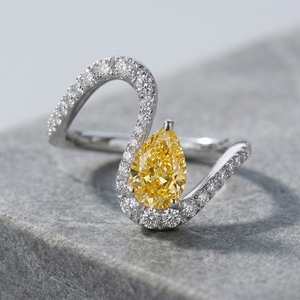 Anillo de cóctel con diamante cultivado en laboratorio, corte pera amarillo elegante, diseño de onda fluida en S, para mujeres elegantes, curvado de este a oeste, amarillo canario. - Product Image 1